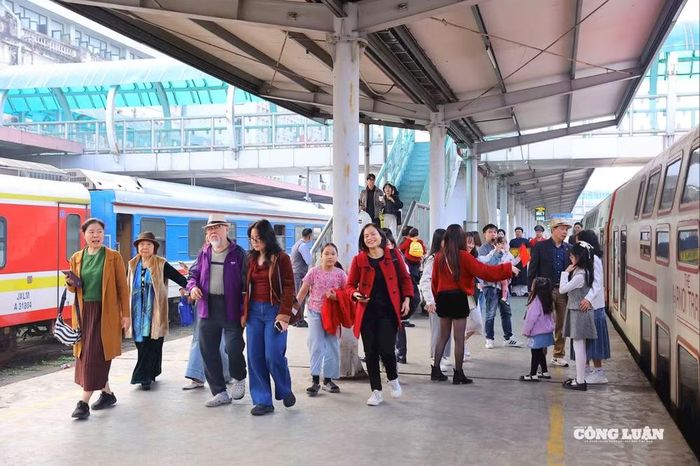 Hành khách hào hứng trải nghiệm đoàn tàu 5 cửa ô.