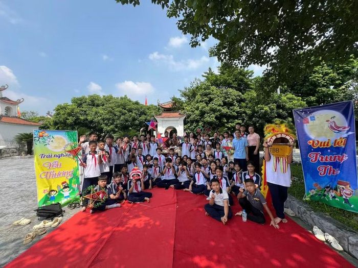 Các bạn học sinh chụp hình lưu niệm tại không gian di tích Văn Miếu Sơn Tây. Ảnh: Tấn Phát
