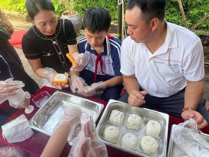 Học sinh trải nghiệm làm bánh Trung thu tại Văn Miếu Sơn Tây. Ảnh: Tấn Phát