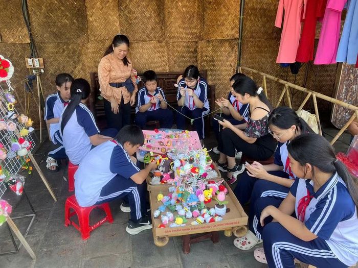 Mỗi hoạt động trải nghiệm mang đến cho các em cơ hội tìm hiểu một nét văn hóa, phong tục hoặc kỹ năng thủ công truyền thống. Ảnh: Tấn Phát