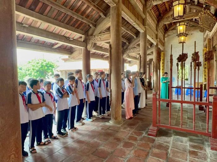 Các bạn học sinh tham quan không gian Văn Miếu Sơn Tây. Ảnh: Tấn Phát