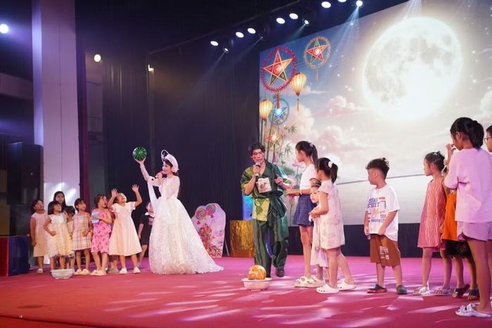 Các em thiếu nhi được trực tiếp tham gia, trải nghiệm các hoạt động của chương trình. Ảnh: Anh Tùng