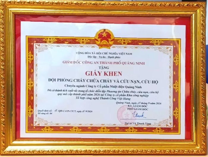 Đội PCCC và CNCH chuyên ngành QTP nhận Giấy khen của Giám đốc Công an thành phố Quảng Ninh.