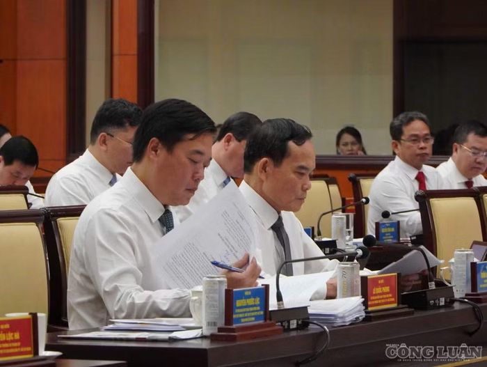 Bí thư Thành ủy Trần Lưu Quang và Phó Bí thư Thường trực Thành ủy Lê Quốc Phong tại kỳ họp.