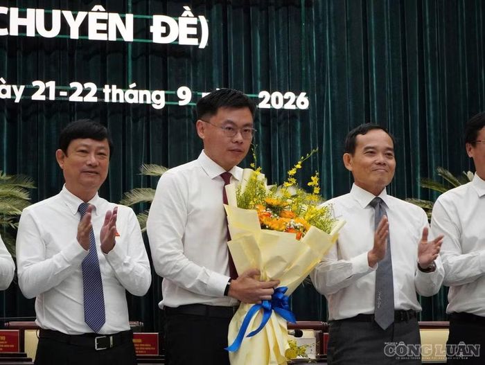 Ông Trương Minh Huy Vũ nhận hoa chúc mừng từ lãnh đạo TP.HCM.