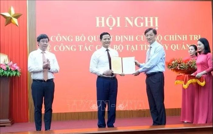 Trưởng Ban Tổ chức Trung ương Nguyễn Duy Ngọc trao Quyết định của Bộ Chính trị cho đồng chí Vương Quốc Tuấn. Ảnh: TTXVN