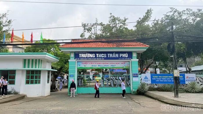 Cổng Trường THCS Trần Phú, nơi nam sinh lớp 8 bị đánh hội đồng sau mâu thuẫn cá nhân.