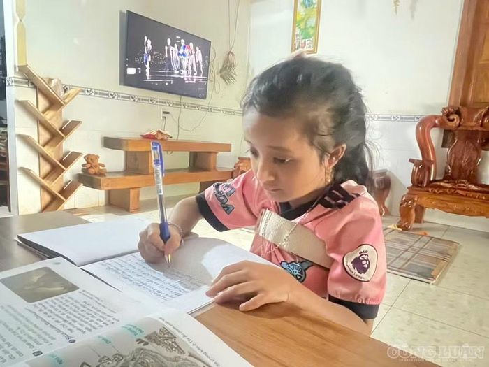 Trong thân hình nhỏ bé ấy chứa đựng ước mơ rất lớn lao được trở thành cô giáo