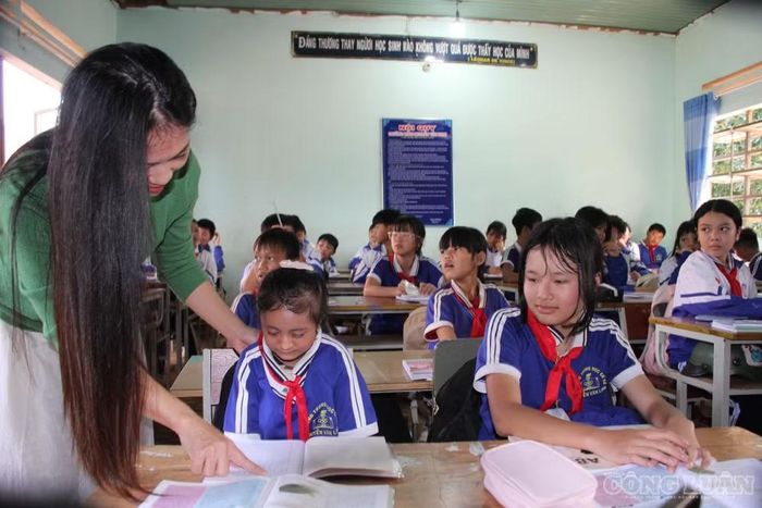 Cô bé "tí hon" Ngọc Thúy
