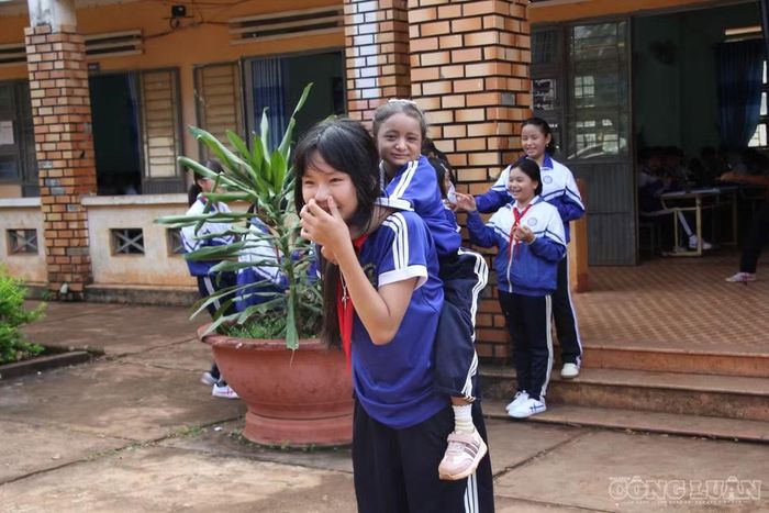 Là em út của lớp nên Thúy luôn được bạn bè giúp đỡ