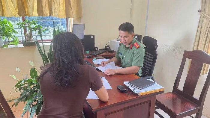 Công an làm việc với chị N.T.H. Ảnh: CACC