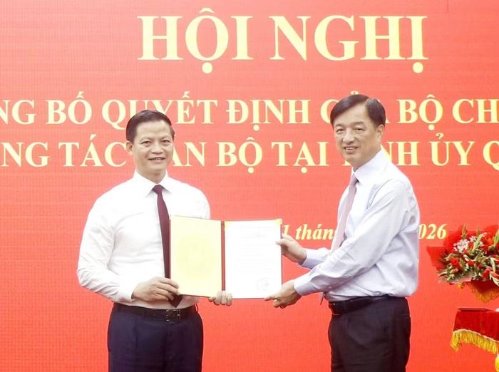 Ông Nguyễn Duy Ngọc, Trưởng ban Tổ chức Trung ương trao quyết định cho ông Vương Quốc Tuấn. Ảnh: TP
