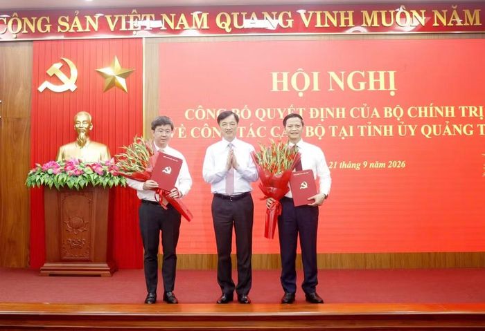 Ông Nguyễn Duy Ngọc, Trưởng ban Tổ chức Trung ương trao quyết định và tặng hoa cho ông Vương Quốc Tuấn và ông Bùi Hoàng Phương. Ảnh: TP
