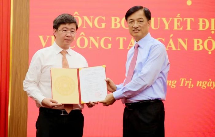 Ông Nguyễn Duy Ngọc, Trưởng ban Tổ chức Trung ương trao quyết định cho ông Bùi Hoàng Phương. Ảnh: TP