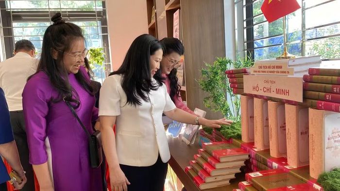 Các đại biểu tham quan không gian Hồ Chí Minh. Ảnh: Sở Văn hóa, Thể thao và Du lịch Lào Cai
