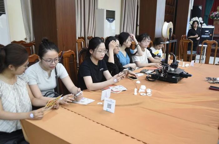 Ban tổ chức giới thiệu mô hình Bộ kit Di sản với ba tầng trải nghiệm “Chạm”, “Chơi” và “Hiểu”. Ảnh: BTC