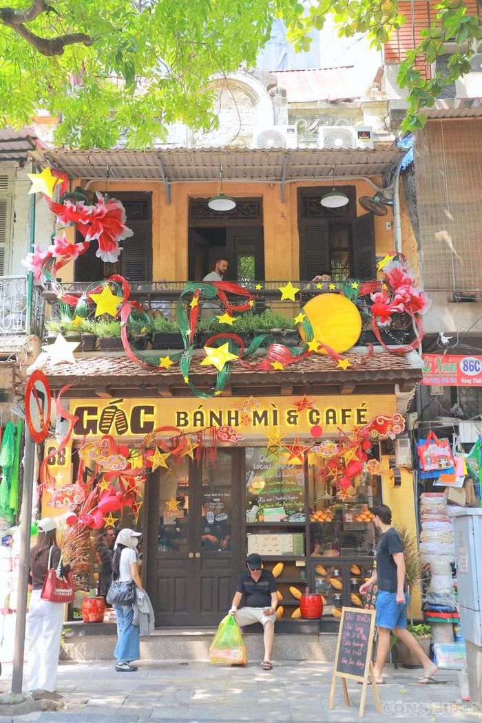 Một quán cà phê trên phố Hàng Chiếu được bày trí ấn tượng, bắt mắt.