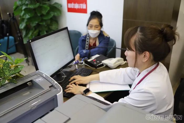 Bác sĩ Trần Hoài Linh, Bệnh viện Bạch Mai khám chữa bệnh cho bệnh nhân.