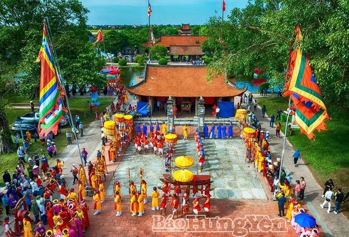 Rộn ràng lễ rước Đức Thánh Dương Không Lộ trong lễ hội chùa Keo mùa thu năm 2026. Ảnh: Báo Hưng Yên
