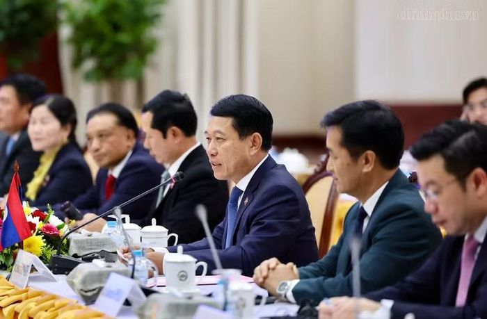 Phó Thủ tướng Thường trực Lào Saleumxay Kommasith đề nghị doanh nghiệp hai nước tiếp tục tăng cường hợp tác, cùng đầu tư, cùng phát triển. Ảnh: CP
