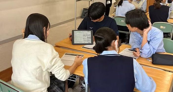 Học sinh, sinh viên sử dụng thông tin thu thập được từ các nguồn như Ask! Nikkei để tìm hiểu và chia sẻ các giải pháp tiềm năng cho các vấn đề xã hội. Ảnh: INMA