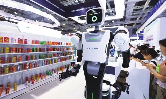 Một robot hình người đang tìm cách lấy các vật phẩm trên kệ tại một hội chợ công nghiệp ở Thượng Hải, Trung Quốc, ngày 24/9. Ảnh: VCG