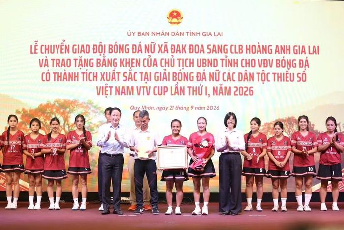 Ông Phạm Anh Tuấn - Chủ tịch UBND tỉnh Gia Lai trao bằng khen cho đội bóng đá nữ xã Đắk Đoa. Ảnh: UBND tỉnh
