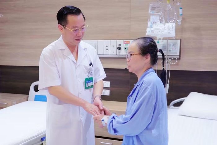 PGS.TS.BS Nguyễn Anh Tuấn thăm khám cho bệnh nhân Nguyễn Thị Vượng sau ca phẫu thuật. Ảnh: Bệnh viện cung cấp