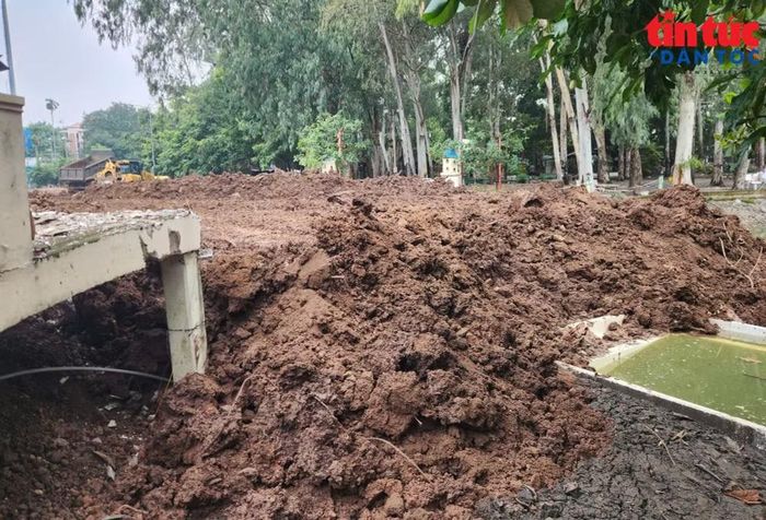 Máy múc phục vụ công tác đào, vận chuyển đất nhằm mở rộng phạm vi tìm kiếm. Ảnh TTXVN.