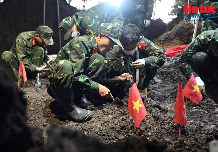 Lực lượng tham gia tìm kiếm hài cốt liệt sĩ tại Công viên Lê Thị Riêng. Ảnh TTXVN.