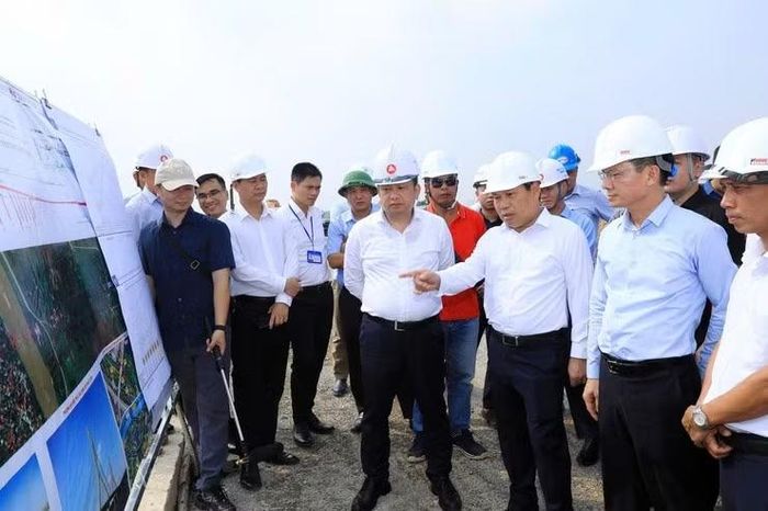 Chủ tịch UBND Thành phố Vũ Đại Thắng đốc tiến độ thực hiện Dự án đầu tư xây dựng cầu Tứ Liên và đường hai đầu cầu. Ảnh: Lê Hải