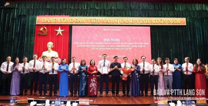 Lãnh đạo tỉnh Lạng Sơn chúc mừng Ban Chấp hành Đảng bộ MTTQ, các đoàn thể tỉnh. Ảnh: Báo Lạng Sơn.