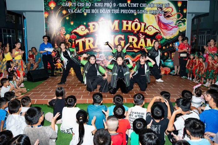 Từ những tiết mục văn nghệ, trò chơi, cuộc thi vẽ đến khoảnh khắc nhận quà, “Đêm hội Trăng rằm” mang đến cho các em một buổi tối nhiều niềm vui. Đây cũng là dịp để thiếu nhi trong khu phố có thêm không gian vui chơi, giao lưu và lưu giữ những kỷ niệm đẹp của tuổi thơ trong mùa trăng tháng Tám.