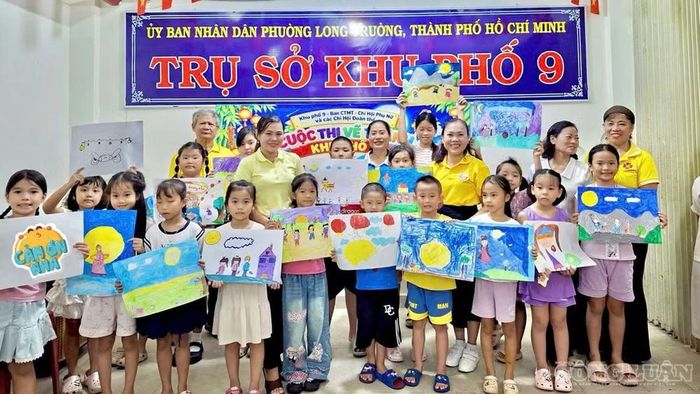 Các em nhỏ tham gia vẽ tranh và đạt giải.