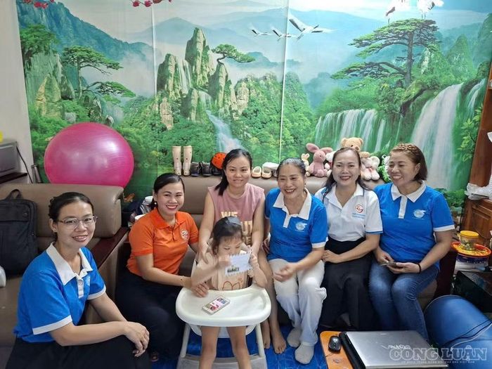 Bên cạnh đó, BTC trực tiếp đến nhà trao quà, gửi lời động viên đến 2 em thiếu nhi khuyết tật khác nhân dịp trung thu đoàn viên.