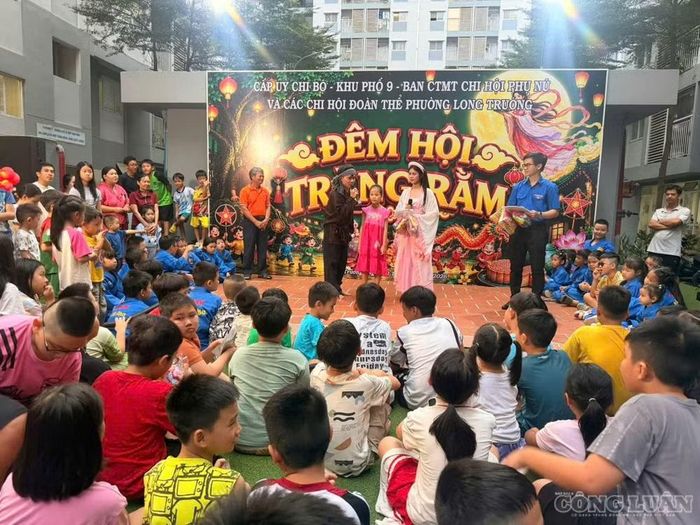 Các em nhỏ được giao lưu cùng chị Hằng và chú Cuội.