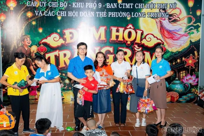 Cũng tại chương trình, BTC đã trao quà cho em thiếu nhi khuyết tật nhằm động viên em có mùa trung thu ấm áp hơn.