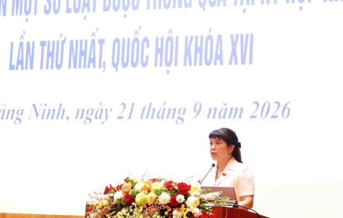 Bà Nguyễn Thị Thu Hà, Phó Trưởng đoàn chuyên trách Đoàn Đại biểu Quốc hội TP, Quảng Ninh phát biểu bế mạc hội nghị. Ảnh: CTV