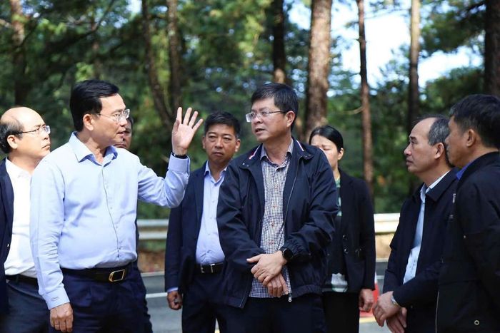 Chủ tịch UBND tỉnh Lâm Đồng Hồ Văn Mười (áo sơ mi xanh) đề nghị các đơn vị khẩn trương khắc phục vị trí sạt lở đèo Prenn. Ảnh lamdong.gov.vn.