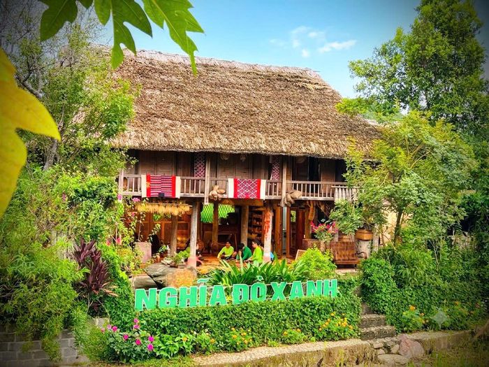 Kết hợp sản xuất dược liệu với du lịch mở thêm hướng khai thác các giá trị văn hóa bản địa. (Ảnh: Nguyễn Hải)