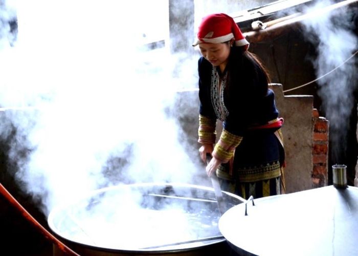 Dịch vụ tắm lá thuốc của người Dao đỏ trở thành một sản phẩm du lịch gắn với tri thức và văn hóa bản địa ở Lào Cai. (Ảnh: dulichlaocai)