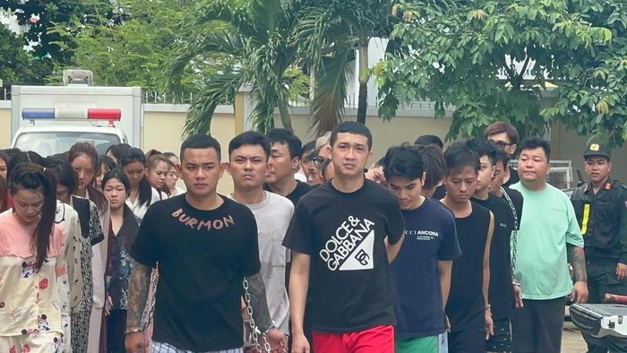 Di lý các đối tượng trong chuyên án. Ảnh: Công an cung cấp