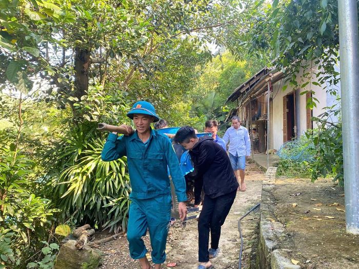 Chính quyền và các lực lượng hỗ trợ người dân trong khu vực có nguy cơ sạt lở ra nơi an toàn (ảnh Yên Na)