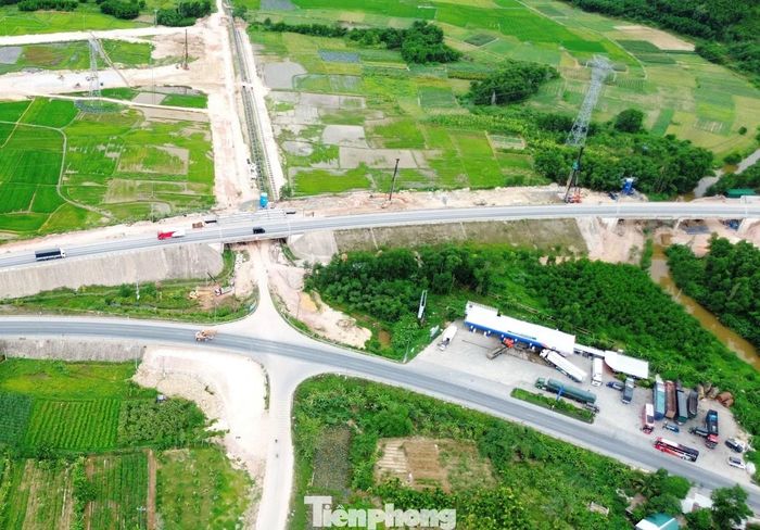 Cao tốc hiện mở rộng lên 4 làn xe, do đó nhu cầu dừng chân, tiếp nhiên liệu và sử dụng dịch vụ hỗ trợ của hành khách trên tuyến ngày càng tăng.