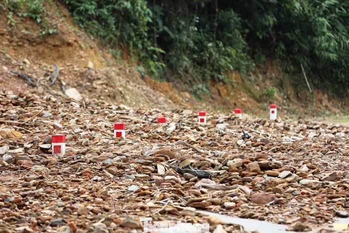  Theo kết quả kiểm tra ban đầu, những đợt mưa lớn kéo dài trong thời gian qua đã gây sạt lở﻿ nghiêm trọng trên toàn tuyến. Qua khảo sát hiện trường, cơ quan chức năng ghi nhận 24 vị trí sạt lở với mức độ khác nhau. 