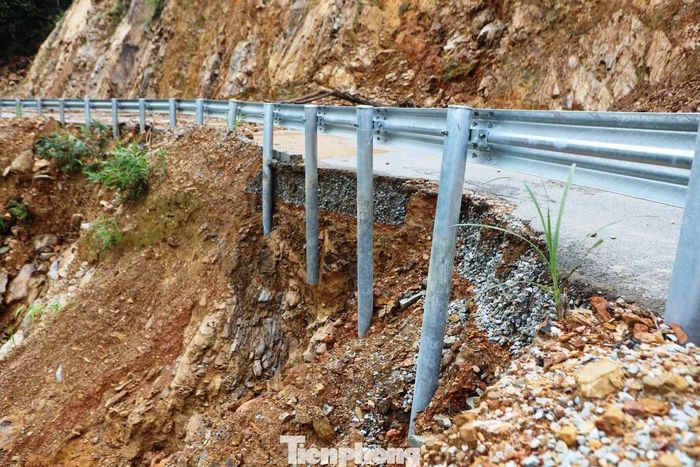  Ngoài ra, một số vị trí sạt ta luy âm đã ăn sâu vào nền đường, tiềm ẩn﻿ nguy cơ mất an toàn cho người và phương tiện lưu thông. Nhiều hạng mục hạ tầng như cống thoát nước, rãnh dọc, kè chắn đất, đường cứu nạn và các công trình phụ trợ khác cũng xuất hiện dấu hiệu hư hỏng. 