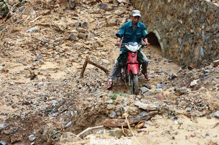 Nhiều điểm sạt ta luy dương có khối lượng đất đá lớn đổ xuống mặt đường, gây ách tắc và nguy hiểm cho giao thông.