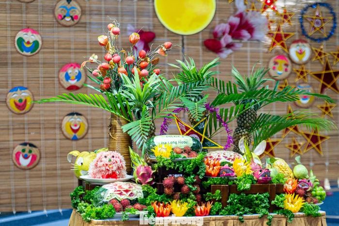 Theo UBND phường Bãi Cháy, có 45 gian hàng trưng bày mâm cỗ, trang trí Trung thu và bán hàng OCOP, trong đó có sự tham gia của Thành Đoàn Quảng Ninh, 14 khu phố, 5 trường học, 9 khách sạn cùng các đơn vị, doanh nghiệp trên địa bàn.