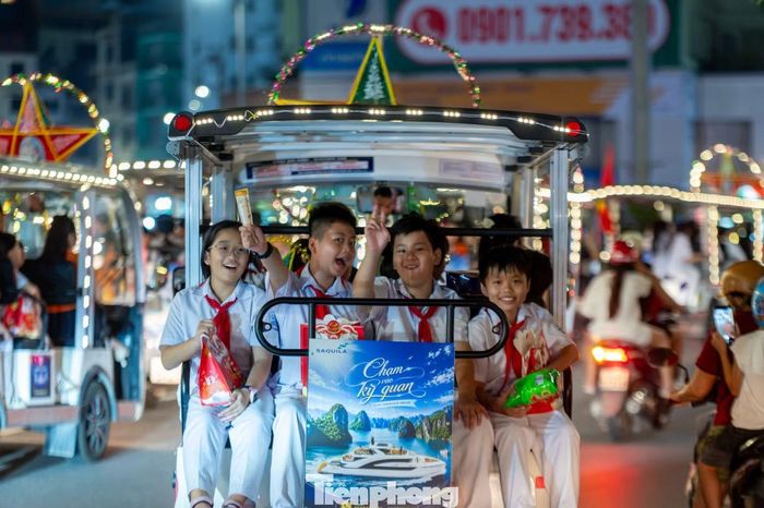 "Tôi được biết đây là lễ hội mang nét riêng của người châu Á dành cho trẻ em. Ở đất nước chúng tôi cũng có một vài lễ hội mà trẻ em rất yêu thích như Halloween hay Giáng sinh, nhưng trải nghiệm tại đây mang một cảm giác rất riêng, mọi người vui vẻ cười đùa. Cả gia đình cũng đã ăn thử bánh Trung thu, dù cho hương vị khá ngọt nhưng lại rất lạ và ngon miệng", vị khách chia sẻ