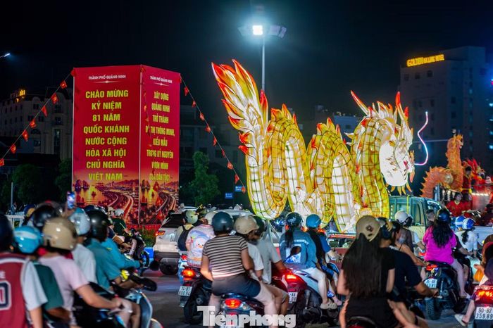 Những ngày cuối tuần, Khu du lịch Bãi Cháy thuộc phường Bãi Cháy, TP. Quảng Ninh sôi động với chuỗi sự kiện chào đón trung thu. PV Tiền Phong ghi nhận dòng người đổ về khu du lịch, hòa mình vào không khí tết trung thu.
